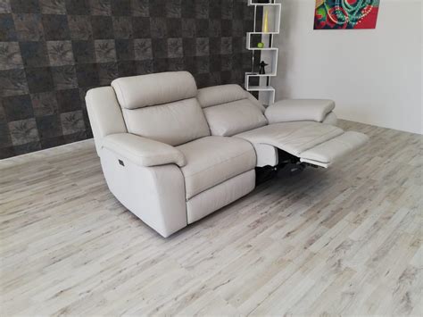 Divano chesterfield 2 posti cm 165×85 h cm 72 in vera pelle. Offerta Divano relax 3 posti elettrico grigio chiaro in pelle