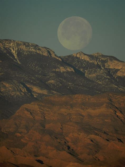 Sm9683moonset10 Moon Set Behind Mt Charleston Las Vegas Flickr