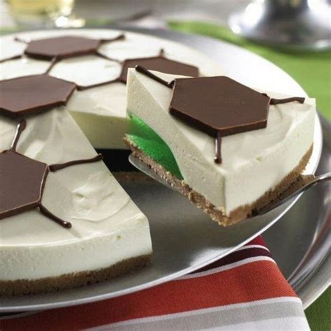 Kuchen backen ist ein süßes kinderspiel , in dem du deine küche zur backstube machen und jede menge verschiedene kuchenrezepte kennenlernen. Fußball-Torte | Rezept | Torte ohne backen, Backen und Kuchen