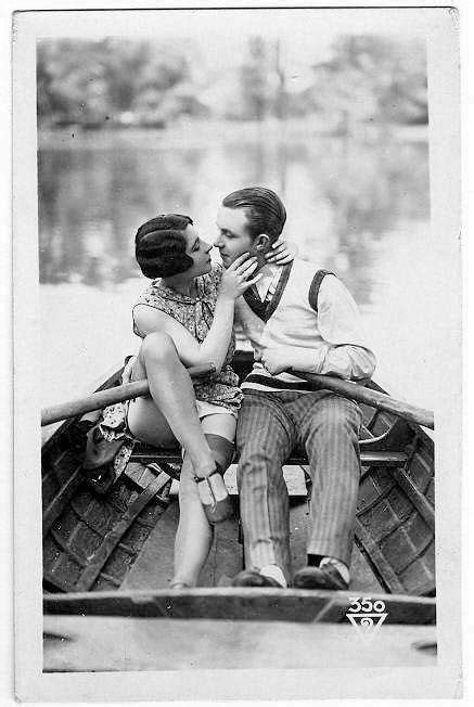 Pin By Tutu Fun On Romance Couples Kissing Old Fashioned Love In