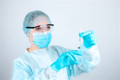 Una Enfermera Con Bata Médica Máscara Y Guantes Protectores Con Gafas