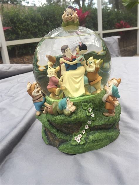 Vintage Collectable Disney Snow White Snow Globe