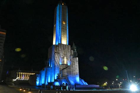 El Monumento A La Bandera De Rosario Se Vistió Con Luces En La Previa