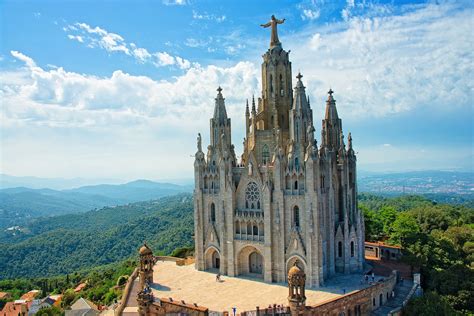 22 Places You Have To See When You Visit Barcelona, Spain... - Hand