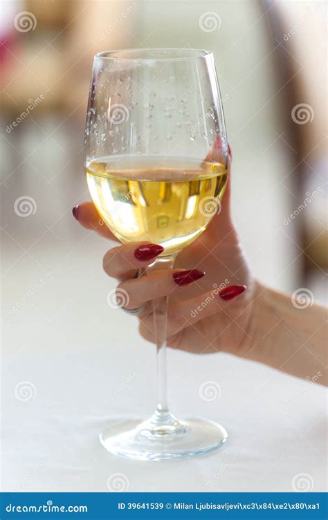 Die Hand Der Frau Die Wein Glas Hält Stockbild Bild Von Elegant Wein 39641539