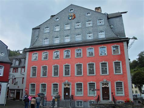 Nach dem lockdown aufgrund der corona pandemie hat das rote haus in monschau nun wieder seine türen. Das Rote Haus in Monschau, erbaut mitte des 18.Jahrhundert ...