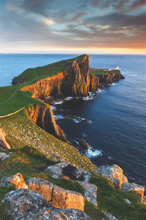 The station is located on the north east corner of the isle of skye near waterstein. "Neist Point Lighthouse in the Isle of Skye " | Красивые ...