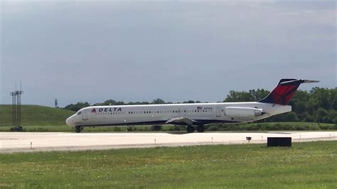 Delta Airlines Md 88 N991dl Takeoff From Detroit Youtube
