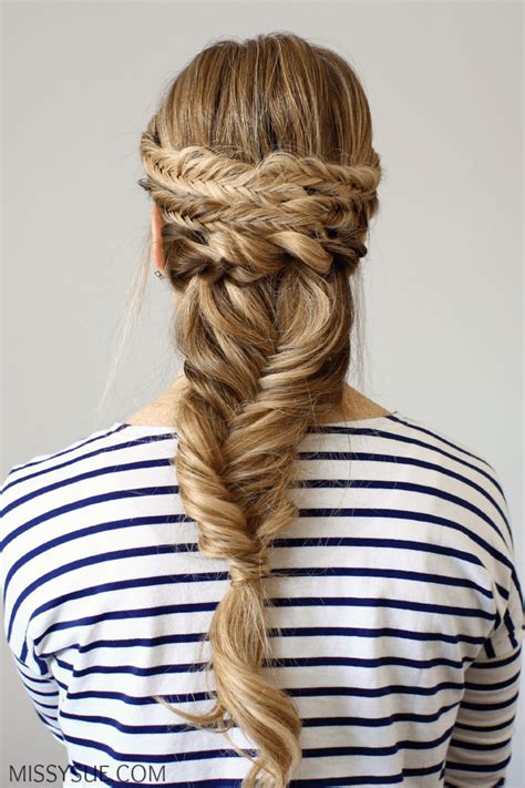 Into two, even sections, be sure the hair is tucked behind the year grab a small amount of hair from the outside of that section and cross it over into the middle continue. Bohemian Fishtail French Braid