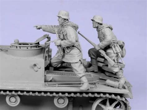 135 Scale Unpainted Resin Figure Panzer Grenadiers In Winter 2 Figures