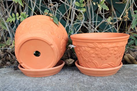 Raised Sunflower Embellished Natural Terra Cotta Garden Pots With Tray