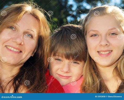 Retrato De La Familia Foto De Archivo Imagen De Feliz 3392858