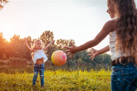 Irmãs De Meninas Brincando Com Bola No Parque De Verão Crianças Se