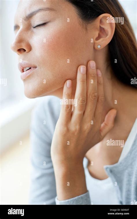 Swollen Neck Hi Res Stock Photography And Images Alamy