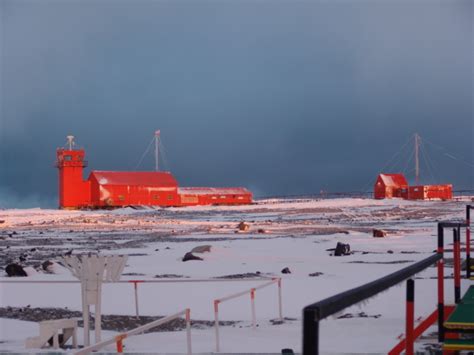La base marambio es una estación científica argentina en el continente antártico. Base Marambio