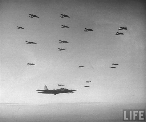 ボード「united States 8th Army Air Force In World War 2」のピン