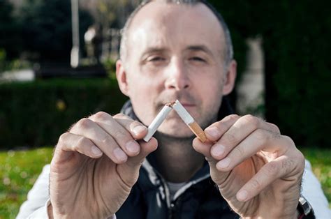 금연 금연 남성 손 분쇄 담배에 대한 제스처 남자에 대한 스톡 사진 및 기타 이미지 남자 남자들만 담배 Istock