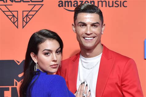 Georgina rodriguez, ronaldo'nun maçları kaybetmesinden sonra nasıl tepki verdiğini eğer maçlar istediği gibi gitmezse yüzü gülmüyor ama futbolun nasıl bir şey olduğunu da biliyor. Cristiano Ronaldo e Georgina Rodriguez: festa con i figli ...