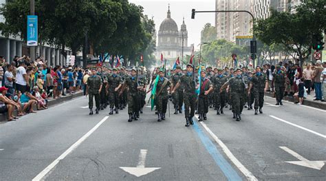 Grupo De Soldados Del Ejército Marchando Durante El Desfile Foto De