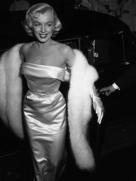 an icon in pictures marilyn monroe bright dress marilyn monroe photos black and white aesthetic