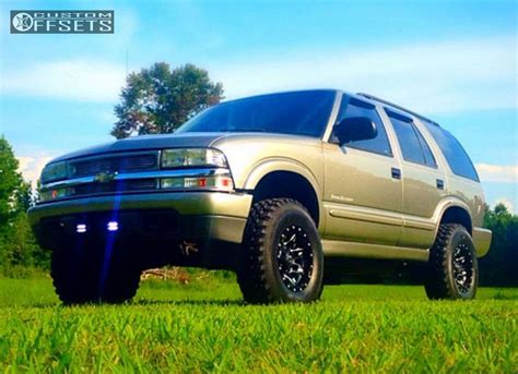 2000 Chevrolet Blazer With 15x8 18 Fuel Lethal And 31105r15 Maxxis