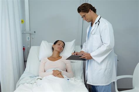 Premium Photo Male Doctor Interacting With Female Patient In The Ward