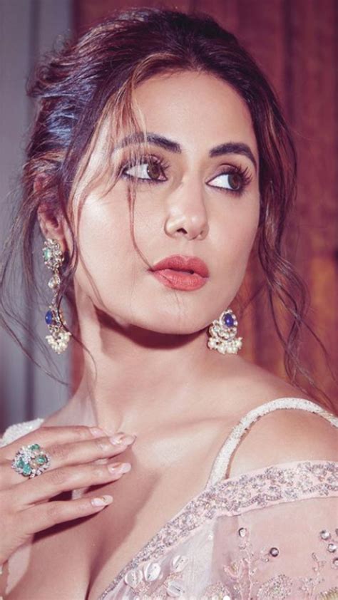 10 Saree Looks Of The Gorgeous Hina Khan देखें Gorgeous Hina Khan के 10 साड़ी लुक्स