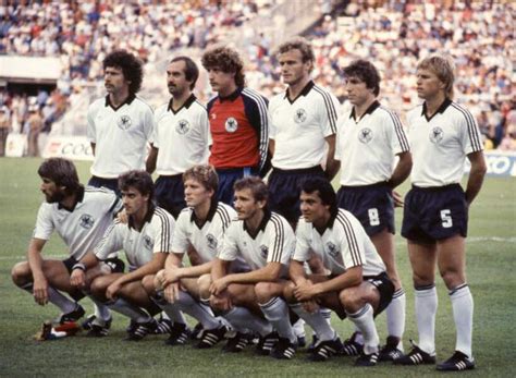 Julien cazarre refait l'histoire du foot ! Coupe du Monde : Revivez le match cauchemardesque France-Allemagne 1982 - Télé Loisirs
