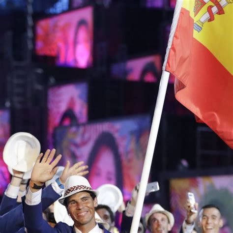 Rafa Nadal Con La Bandera De España En La Ceremonia De Inauguración De Los Juegos Olímpicos De