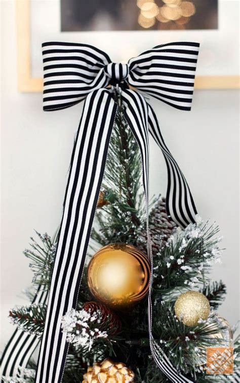 Nothing says christmas more than glitter and gold. 34 Black & Gold Christmas Decor Ideas -DesignBump