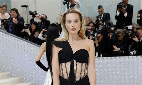 Margot Robbie Shows Off Her Abs In Clear Pvc Corset Gown At Met Gala