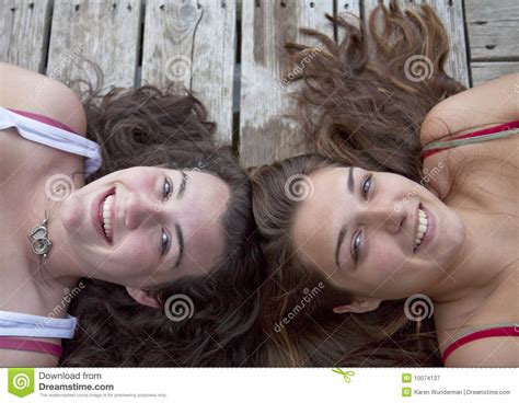 Twee Tieners Op Dok Hoofd Hoofd Stock Afbeelding Image Of Lachen
