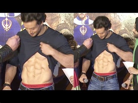 Tiger Shroff Shows His Pack Abs At A Flying Jatt Trailer Launch Youtube