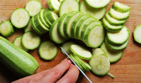 Si può conservare l'alloro essiccato mettendo le foglie in un barattolo di vetro ben sigillato, oppure quest'ultimo metodo è valido per conservare le corone di alloro preparate per la laurea; Come conservare le zucchine per l'inverno | AIA Food