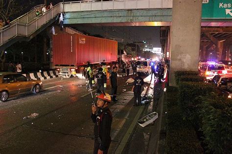 car accident at bangkok y intersection ramintra artnarong expressway thailand news