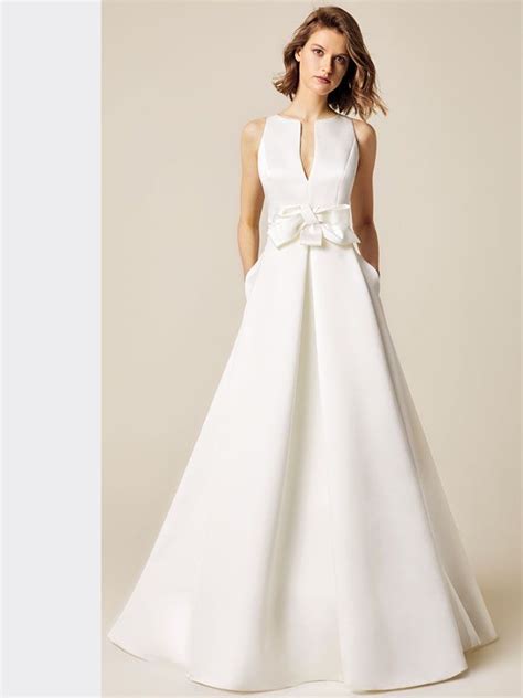 Raffaello rossi experimentiert gerne mit farben und besonderen mustern und verleiht seinen designs beispielsweise durch gewagte mischungen aus tropical prints und animal mustern eine ganz spezielle note. Extravagantes Brautkleid mit tiefem V-Neck. | Brautmode ...
