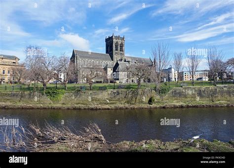 Paisley Abbey In Paisley Renfrewshire Hi Res Stock Photography And