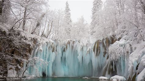 5 Stunning Frozen Waterfalls Around The World