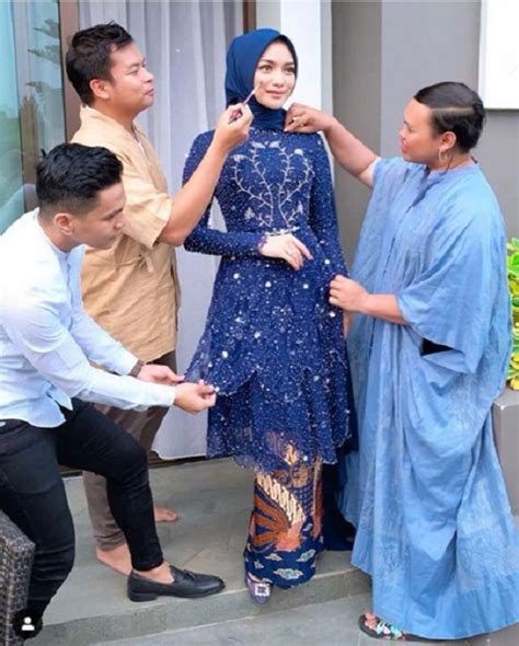 Citra kirana atau yang sering dikenal sebagai ciki mulai terjun di dunia entertainment sejak tahun 2009. 10+ Ide Baju Citra Kirana Saat Tunangan - JM | Jewelry and ...