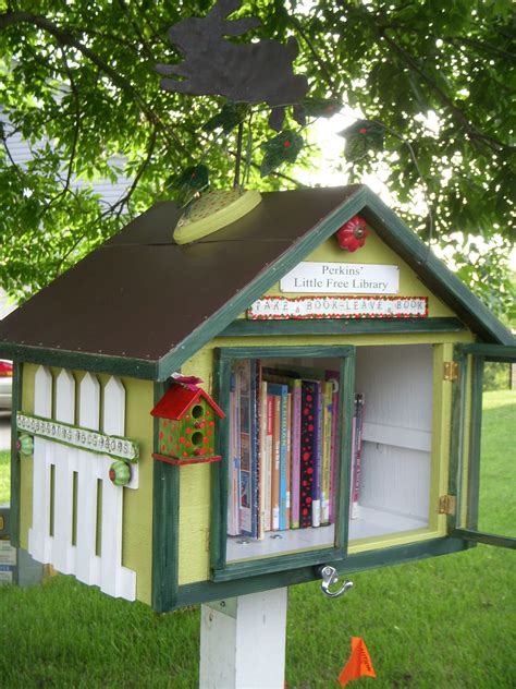 Made This Little Free Library For My Mom She Decorated It To The Max