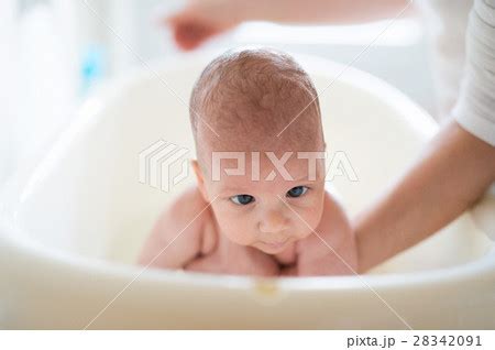 Unrecognizable mother bathing her son in whiteの写真素材 28342091 PIXTA