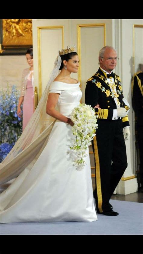 Wer es sich gern noch einmal aus der nähe anschauen möchte, hat dazu in windsor castle gelegenheit: Hochzeiten | Königliche hochzeitskleider, Brautkleid ...
