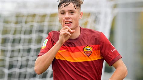 Zalewski made his professional debut for a.s. Nicola Zalewski prolonge jusqu'en 2024 avec l'AS Roma