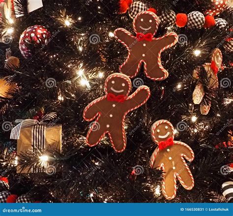 Christmas Tree With Gingerbread Men Stock Image Image Of Kinds Decoration 166530831