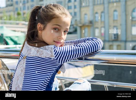 Portrait De Jolie Jeune Fille De 10 11 Ans Photo Stock Alamy
