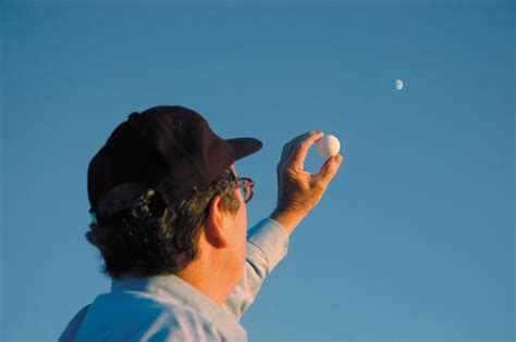 Sinar matahari menimpa permukaan bulan, separuh dari bulatan bulan mengalami siang dan separuh lagi mengalami malam. Fase Bulan dan Penanggalan Hijriah - Info Astronomy