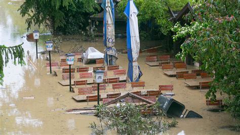 An der hauptstraße die durch simbach führt, steht das große geschäftshaus mit mehreren geschäften, gastronomie und arztpraxis. Simbach: Fotostrecke Hochwasser in Simbach | Bayern