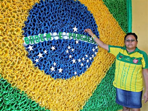 Bandeira Do Brasil Feita Com Material Reciclável Vários Materiais