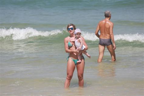Mirella Santos Exibe Corpo Sarado Em Dia De Praia Com A Filha