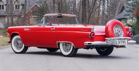 Love the spare tire on the back. #ClassicCar #RedPaint #SpareTire